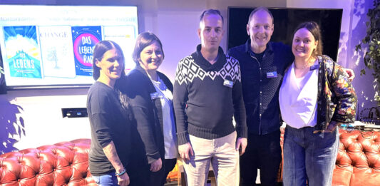 Leipzig liest: Großer Andrang bei Lesung im Auerbach Verlag Lesung Gruppenfoto